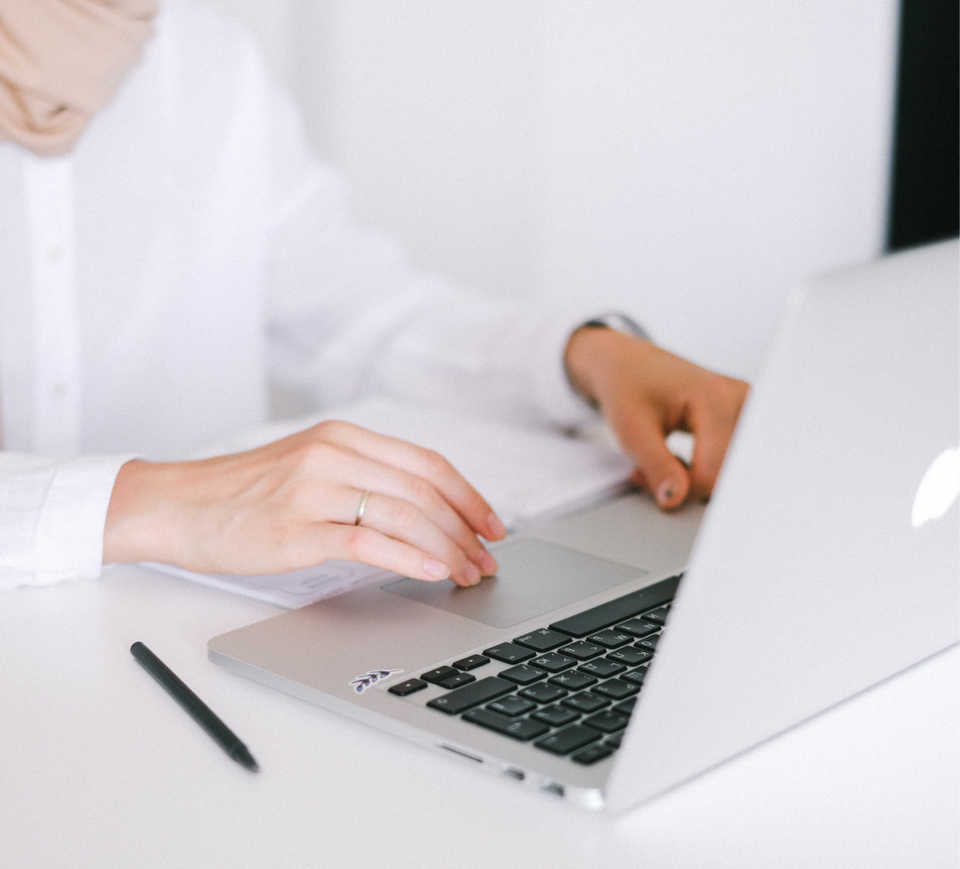 woman planning digital course on her macbook